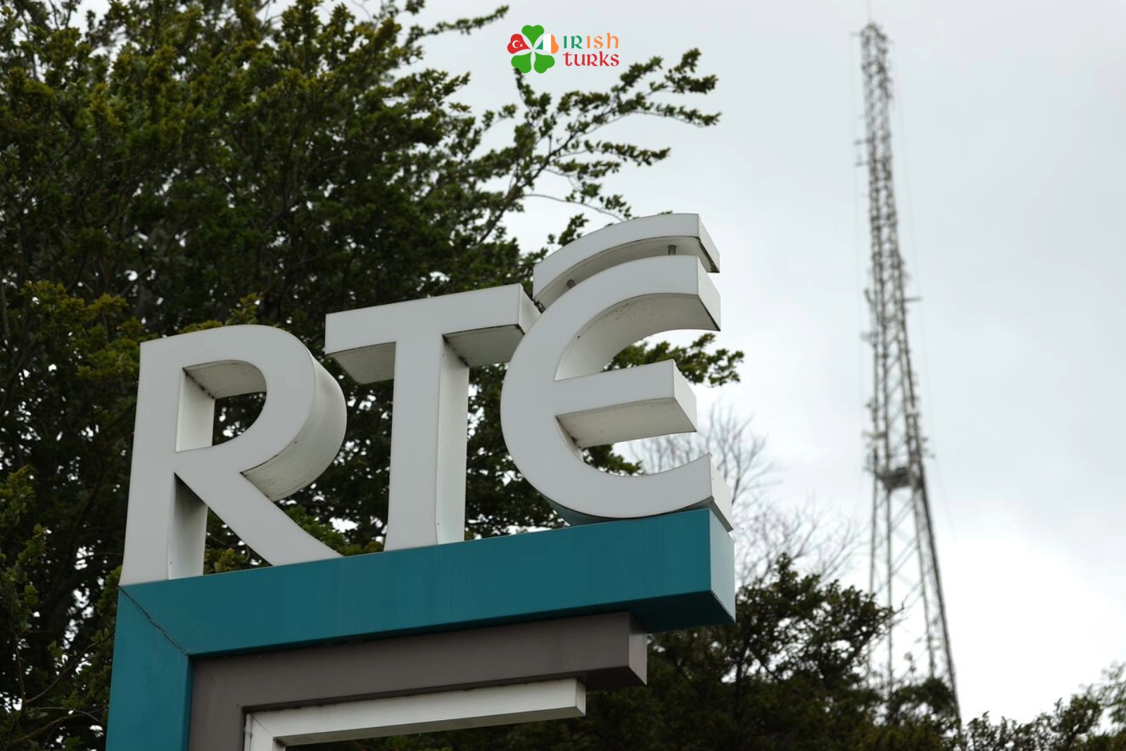 RTE, İrlandalı Taraftarlar IRA Marşı Söyleyince Yayını Kesti