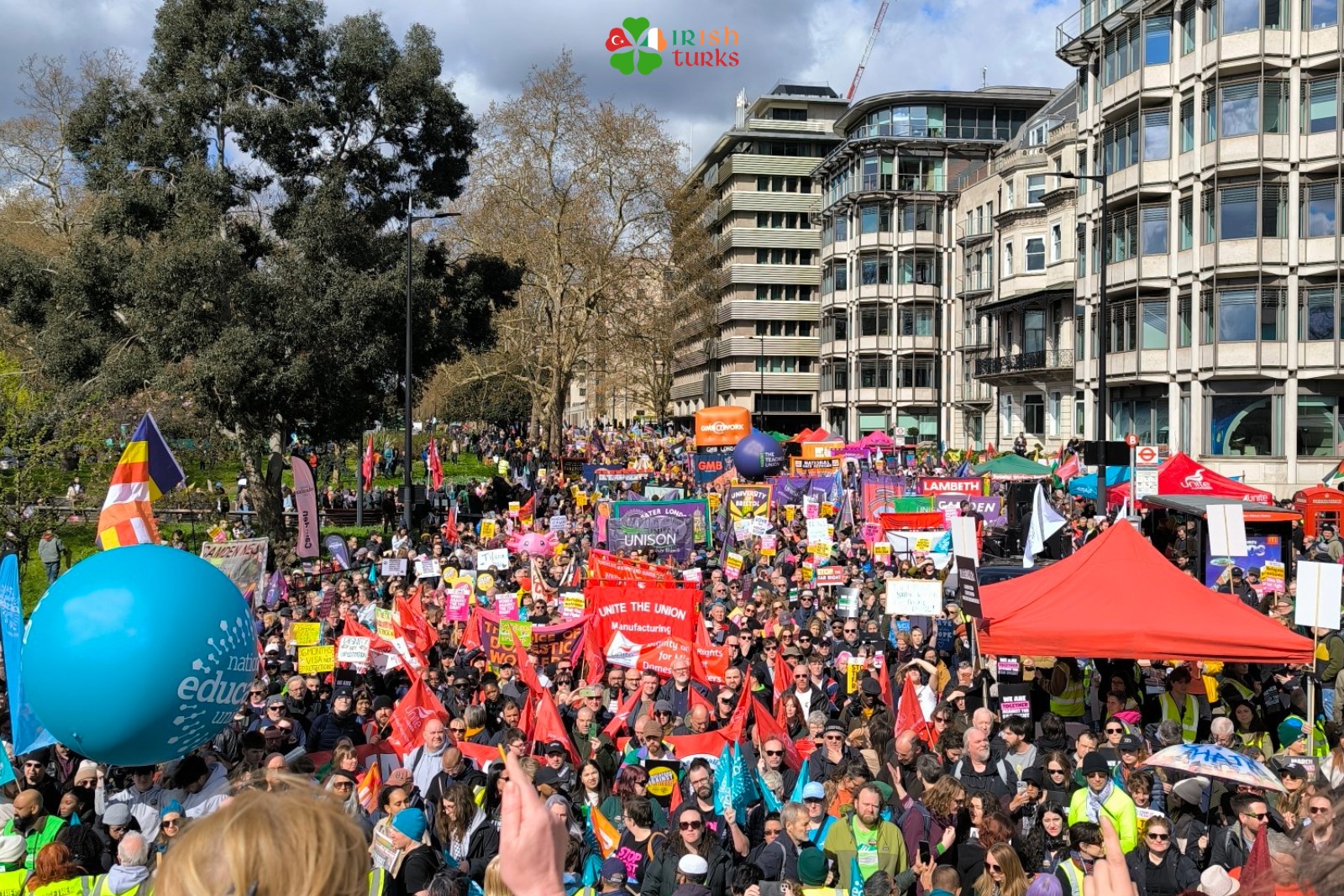 Londra'da Irkçılık karşıtı eyleme büyük ilgi