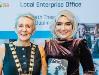 İrlanda'daki Türk Doktor Yılın Girişimcisi Seçildi